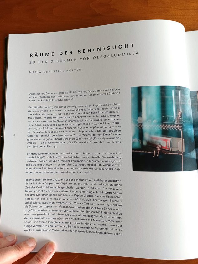 Aufgeschlage Buchseite mit TExt und Foto